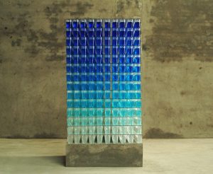 almost transparent blue 2006 - bluestack_1 ; Wasserfarben, Glas, Acrylglasbecher auf Betonsockel, Maße 180 x 90 x 90 cm - Wolfgang Stiller