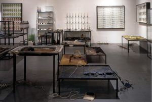 Laboratorium I  1993, Mixed Media, Installationsaufbau Röntgen-Kunstinstitut, Tokyo - Wolfgang Stiller