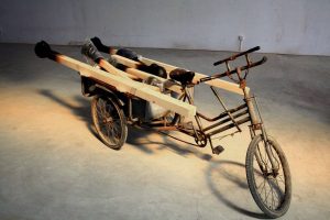 Tote Seelen  2008 Installation Materialien, Holz, Hartschaum, Acrylfarbe, chinesisches Fahrrad - Wolfgang Stiller