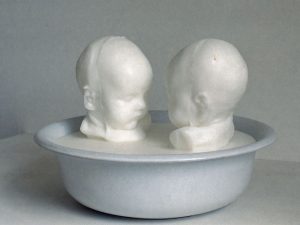 twins facing in bowl, 2001, Wachs, Emailschüssel, 27 x 27 x 25cm - Wolfgang Stiller