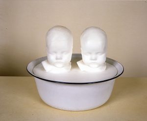 twins in bowl-disconnected, 2000, Detail , Wachs in Emailschüssel 27 x 27 x 25 cm - Wolfgang Stiller
