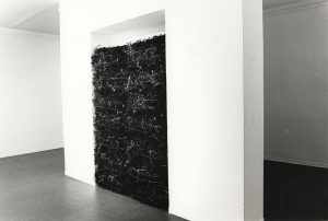 Schüttungen, 1991,Kunststoff variable Größe, Aufbau im Kunstverein Essen/Ruhr - Wolfgang Stiller